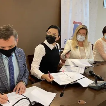 I LO w Radomsku doczeka się nowoczesnego boiska. Wicemarszałek podpisał umowę