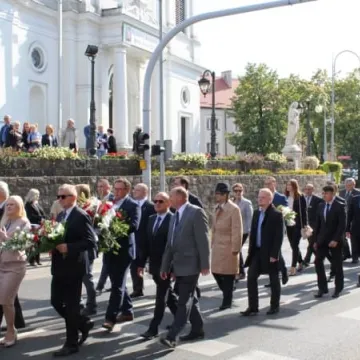 Odsłonięcie tablicy poświęconej żołnierzom KWP