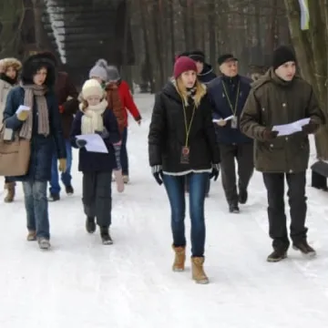 Spacer z mapą i kompasem