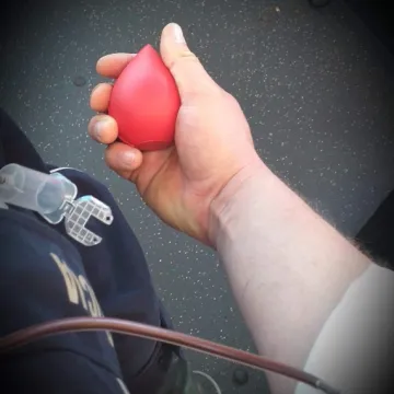 Pow. piotrkowski: policjanci oddali krew dla Ewy