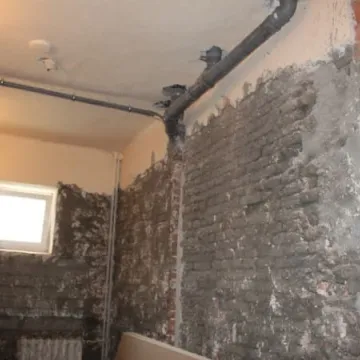  Pomimo wakacji w szkołach praca wre