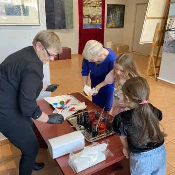 Powrót do korzeni. Uczestnicy warsztatów tworzyli pisanki batikowe w Muzeum Regionalnym w Radomsku