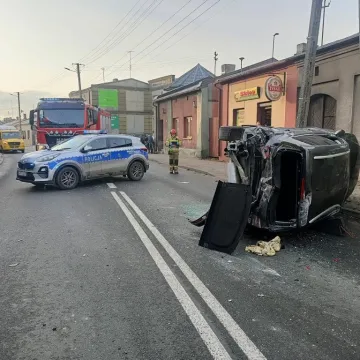 Na DK91 w Kamieńsku samochód uderzył w budynek i ciężarówkę
