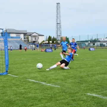 Mali piłkarze na dużej murawie