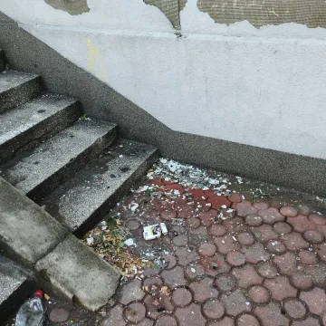 Hałaśliwa młodzież przy ul. Fabianiego w Radomsku