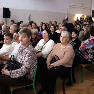 Szkolna sala zamieniła się w koncertową scenę. Noworoczne kolędowanie w Gidlach