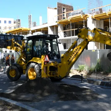Piotrków Tryb.: trwają prace brukarskie na ul. Broniewskiego