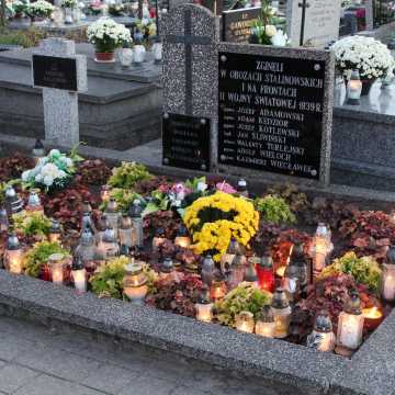 Kamieńsk: Ruch na cmentarzu w przeddzień Wszystkich Świętych