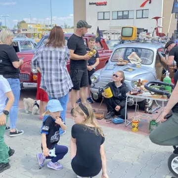 Klasyki zaparkowały w Radomsku. Trwa Auto-Moto Weteran 5