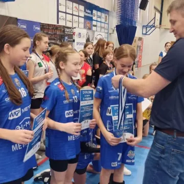 Minisiatkówka w miejskiej hali Akademii Volley Radomsko