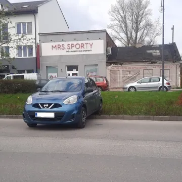 Niecodzienne parkowanie na Al. Jana Pawła II w Radomsku