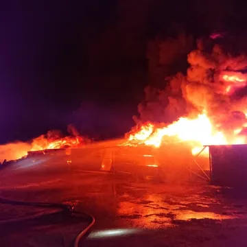 Brudzice: spłonęły baloty słomy i opony