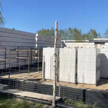 W budowie nowe garaże dla OSP Dąbrówka