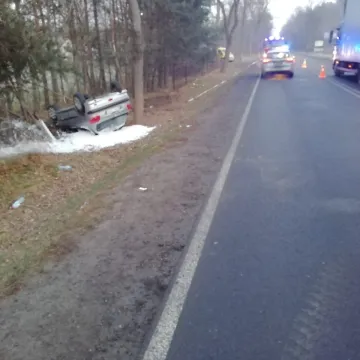 Kol. Borowiecko: dachował samochód. Trzy osoby ranne