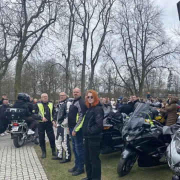 Tłumy motocyklistów i mieszkańców w Strzałkowie. Kolejna Moto Święconka za nami