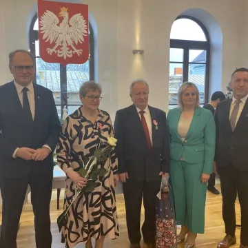 Sześć par uhonorowanych medalami za długoletnie pożycie małżeńskie