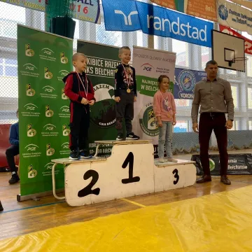 Młodzi zapaśnicy UKS „Zapaśnik” Radomsko na matach w Bełchatowie