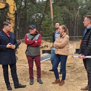 Postęp prac przy budowie tężni solankowych i ścieżek na Wrzoskach w Kamieńsku