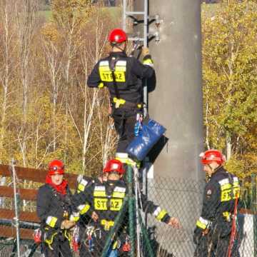 Strażacy pomagali osobom uwięzionym na wyciągu na Górze Kamieńskiej