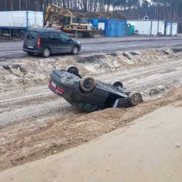 Wypadek na DK1 w miejscowości  Brodowe. Dachował seat