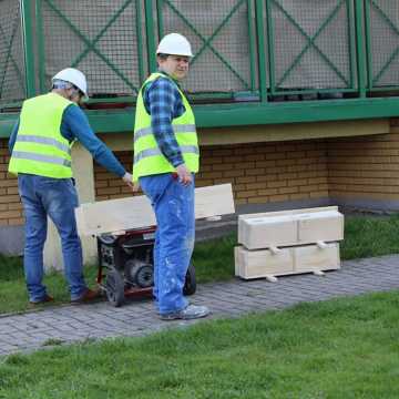 W Radomsku trwa montaż budek lęgowych dla jerzyków