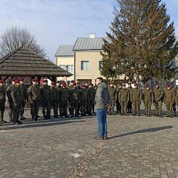 Wojskowi na historycznym spacerze po Przedborzu