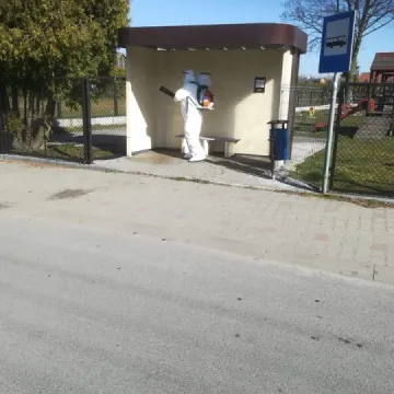 Druhowie z OSP w Gomunicach przeprowadzali dezynfekcję