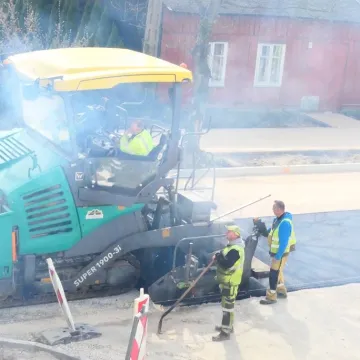 Na ul. Piłsudskiego w Radomsku leją już asfalt