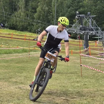 Sportowy weekend na Górze Kamieńsk. Kilkuset zawodników na starcie MTB