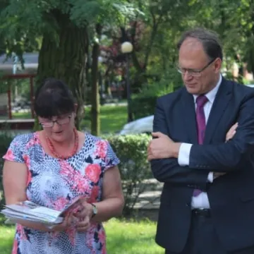 Spacer z rewitalizacją w tle