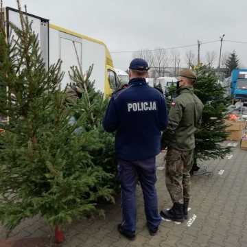 Radomsko: przedświąteczne zakupy pod nadzorem policji i żołnierzy WOT. Dla bezpieczeństwa kupujących
