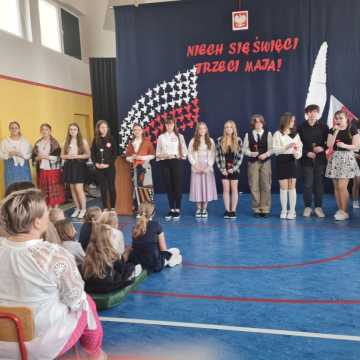 Społeczność szkolna z ZSP w Dobryszycach uczciła Narodowe Święto Trzeciego Maja
