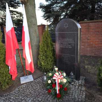 Kwiaty pod Macewą w Radomsku z okazji Międzynarodowego Dnia Pamięci o Ofiarach Holocaustu
