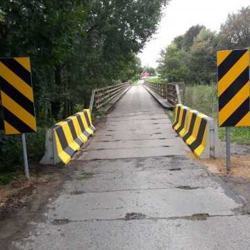 Bariery bronią mostu w Krzętowie