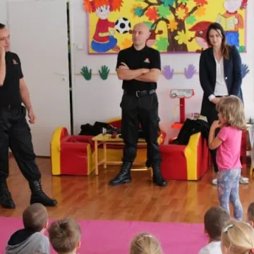 Strażacy szkolą przedszkolaków