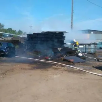 Pożar podkładów kolejowych w Kamieńsku