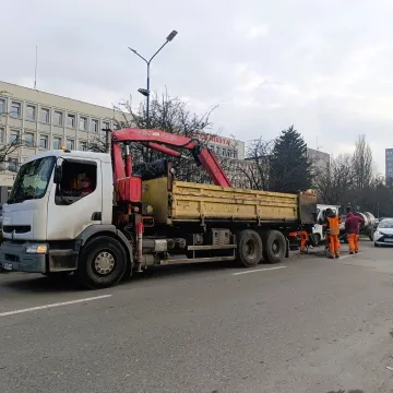 W Radomsku trwa pozimowe łatanie dziur