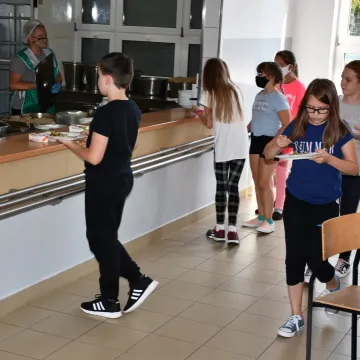 Piotrków Tryb.: w SP2 obiady serwowane w nowej stołówce