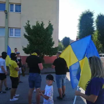 Żółto-niebieska gorączka na osiedlu przy 11 Listopada