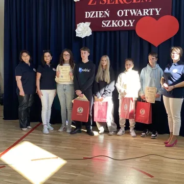 Foto budka, pokazy, poznawanie szkoły. Dzień  Otwarty w ZSP w Kamieńsku