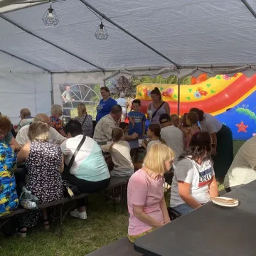 Kietlin świętował przy stole i na zjeżdżalni