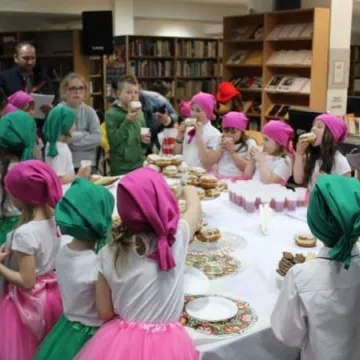 Pasowanie nowych czytelników biblioteki w Radomsku
