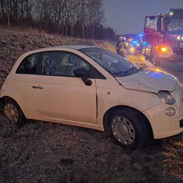 Wypadek na obwodnicy Radomska. 29-latka jazdę zakończyła w rowie