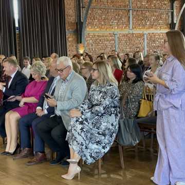 [WIDEO] Powiatowy Dzień Edukacji Narodowej w Radomsku: Starosta nagrodził nauczycieli i dyrektorów szkół