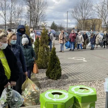 Oddali puszki, otrzymali sadzonki