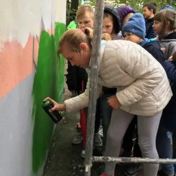 Malowanie muralu w bibliotece rozpoczęte