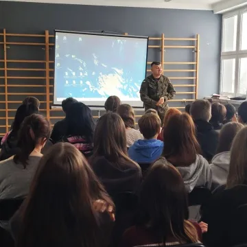 Wojsko w PSP nr 4 w Radomsku. Uczniowie uczestniczyli w specjalnych zajęciach