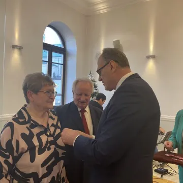 Sześć par uhonorowanych medalami za długoletnie pożycie małżeńskie