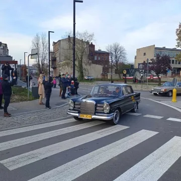 Zlot i parada zabytkowych samochodów w Święto Niepodległości w Radomsku