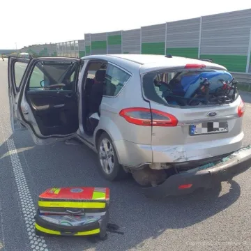 Karambol na A1 na wysokości Dobryszyc.  Trzy niezależne kolizje w jednym czasie